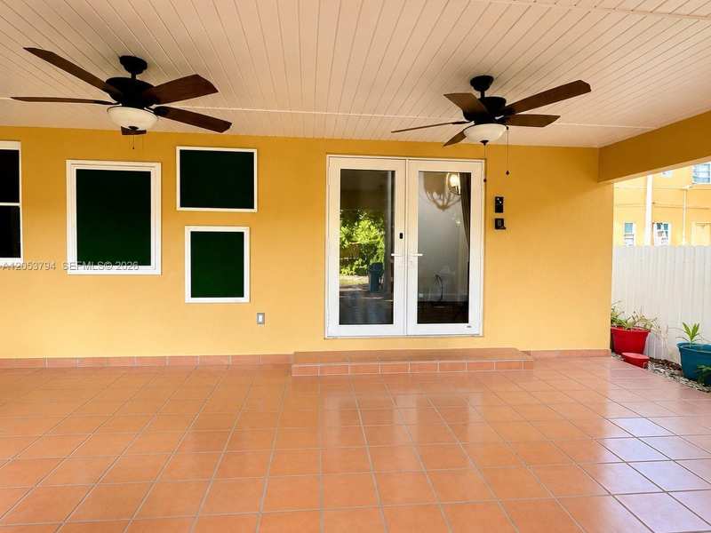 985 SW 10th St # 3, Miami FL 33130
