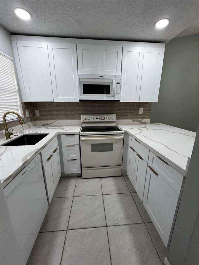 809 NE 214th Ln # 2, Miami FL 33179