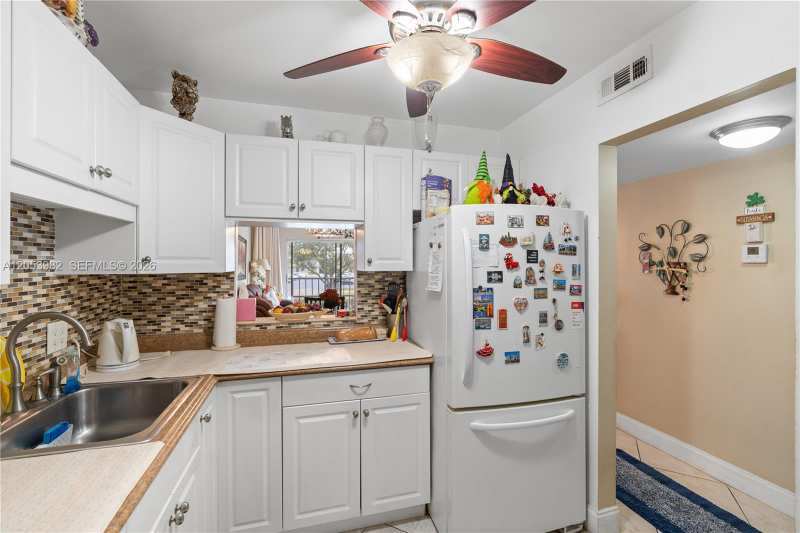 1000 Hillcrest Ct # 214, Hollywood FL 33021