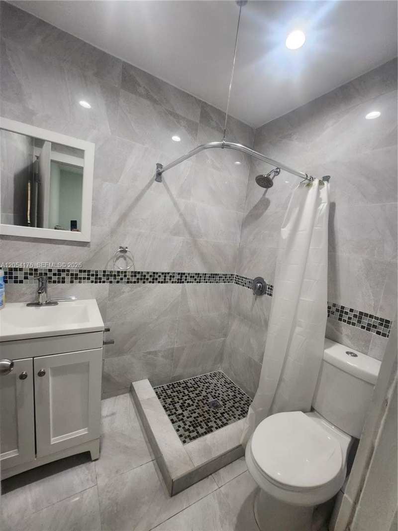 2700 Collins Ave # 202, Miami Beach FL 33140