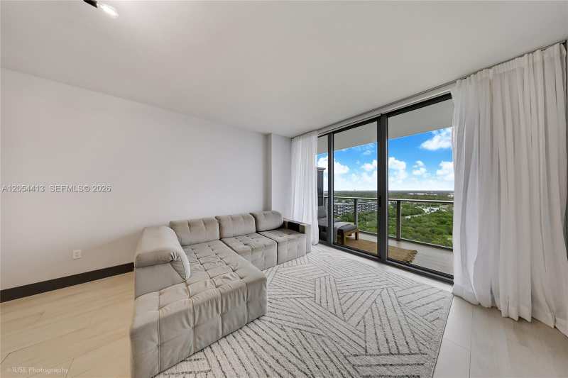 16385 Biscayne Blvd # 2205, North Miami Beach FL 33160