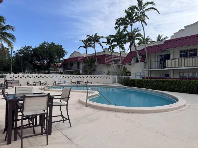 6705 N Kendall Dr # 301, Pinecrest FL 33156