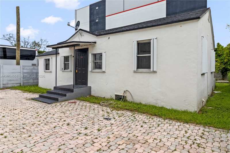 3527 NW 34th St, Miami FL 33142