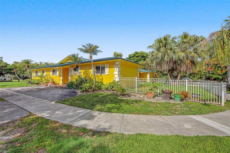 10650 SW 77th Ct, Pinecrest FL 33156