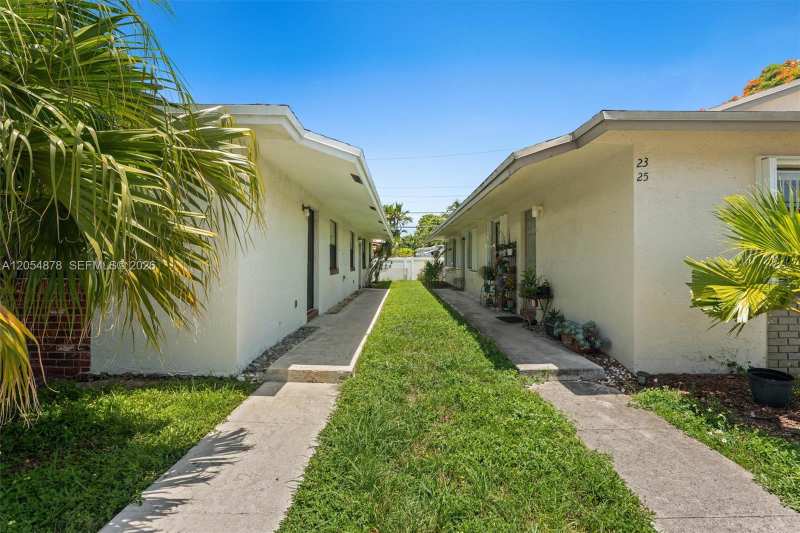 19 SE 4th Ter, Dania Beach FL 33004