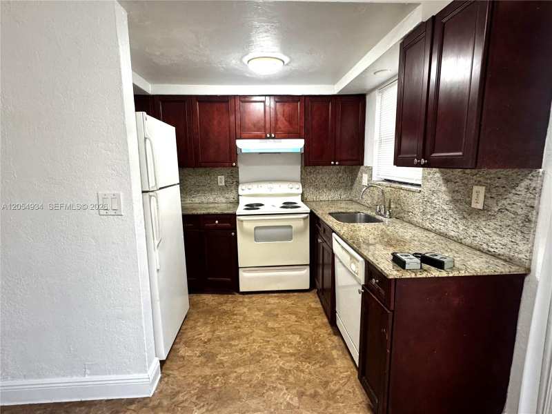 1525 NE 135th St # 14, North Miami FL 33161