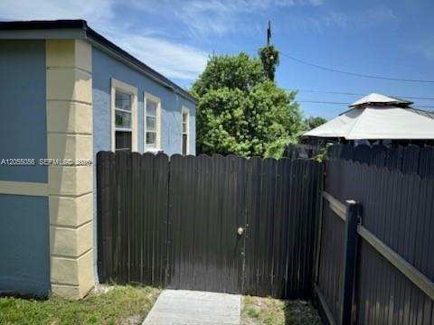 863 NW 139th St, Miami FL 33168
