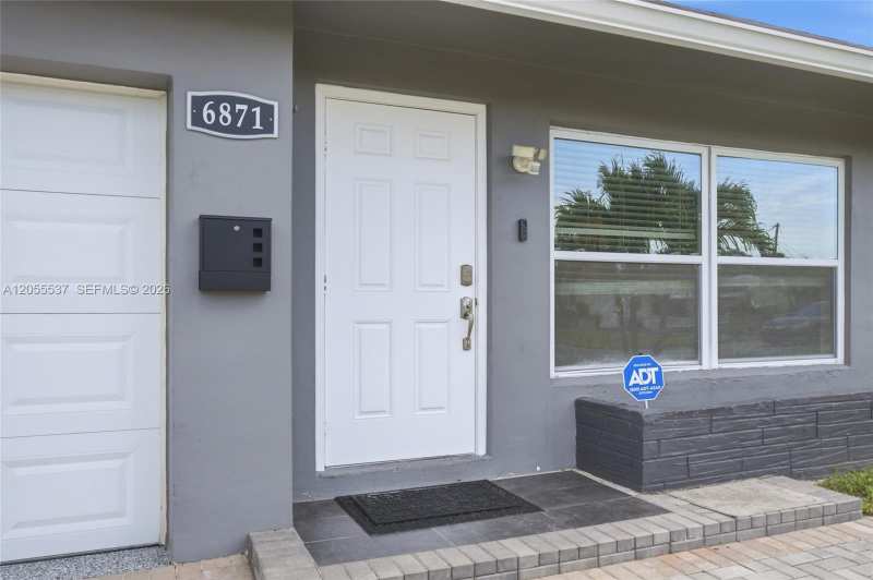 6871 NW 28th St, Sunrise FL 33313
