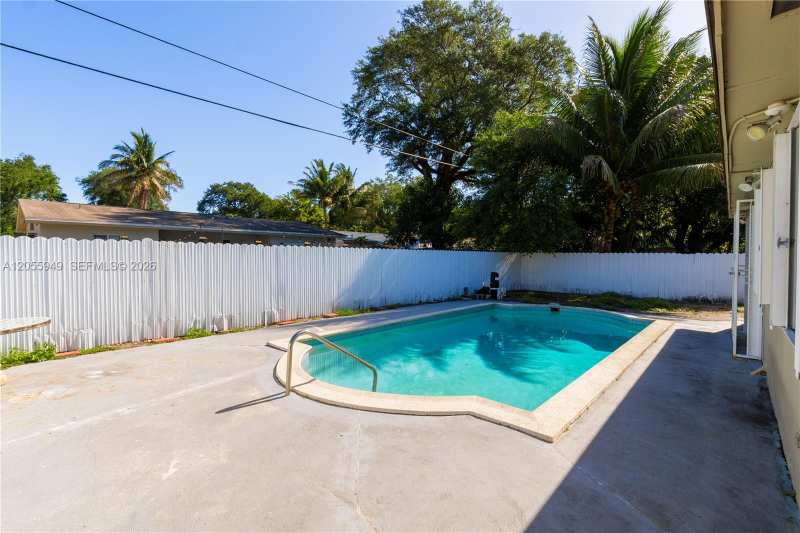 565 NE 160th Ter, Miami FL 33162
