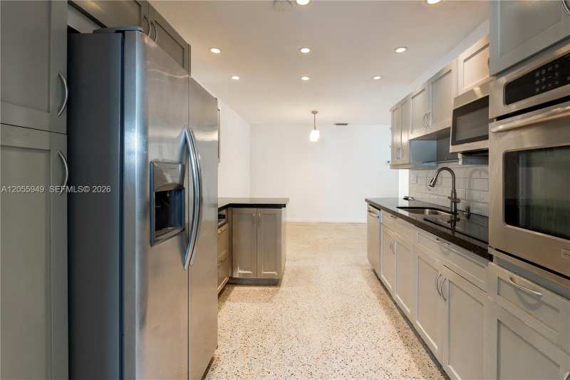 565 NE 160th Ter, Miami FL 33162