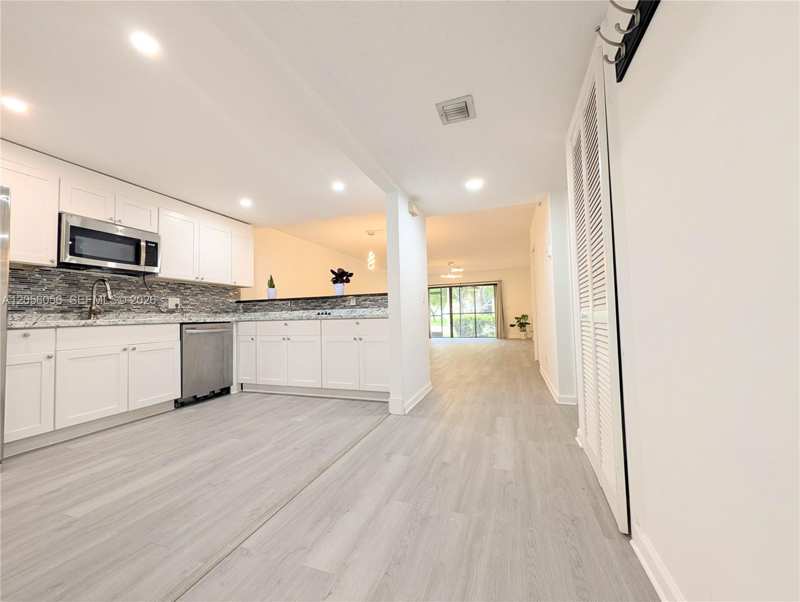 310 Lakeview Dr # 105, Weston FL 33326