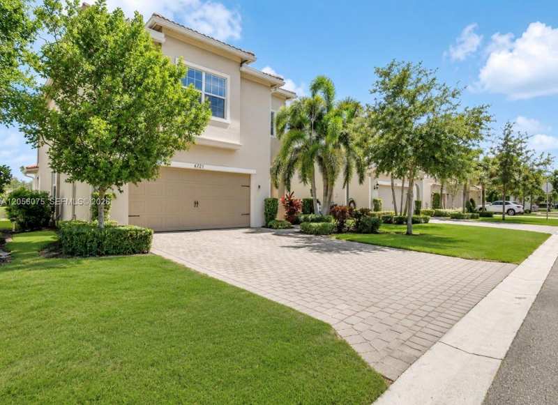 4729 Greenway Dr, Hollywood FL 33021