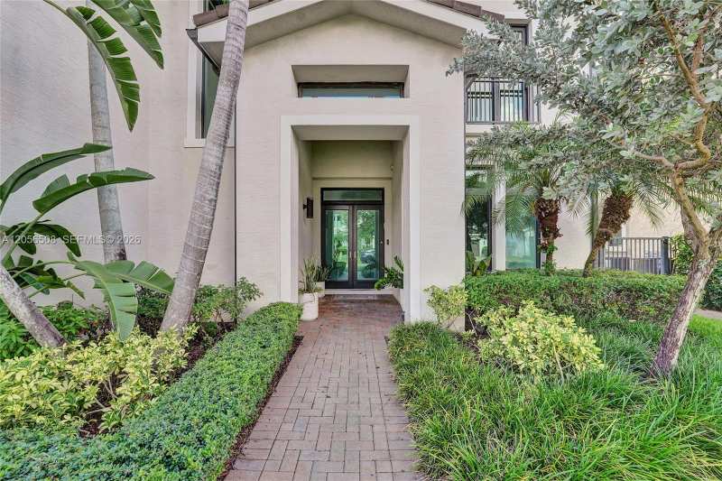 5742 E Brookfield Cir E, Hollywood FL 33312