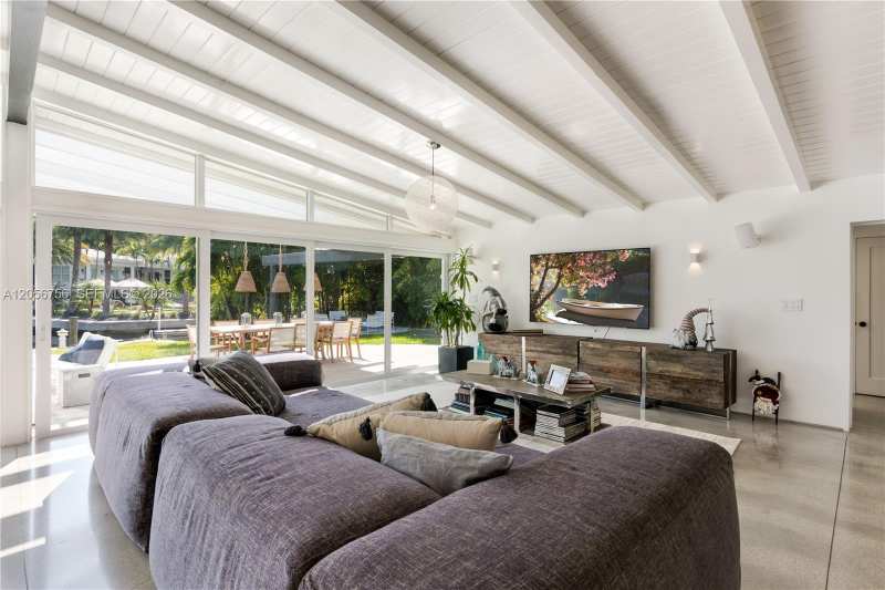 270 Island Dr, Key Biscayne FL 33149