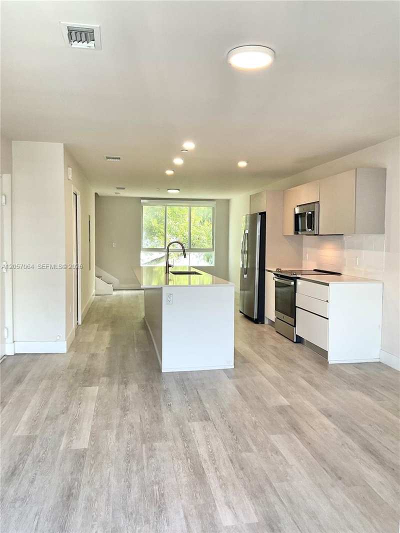 2555 NE 193rd St # 2206, Miami FL 33180