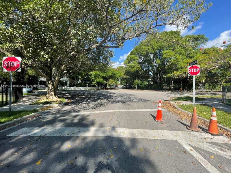 1520 SW 10th St, Miami FL 33135
