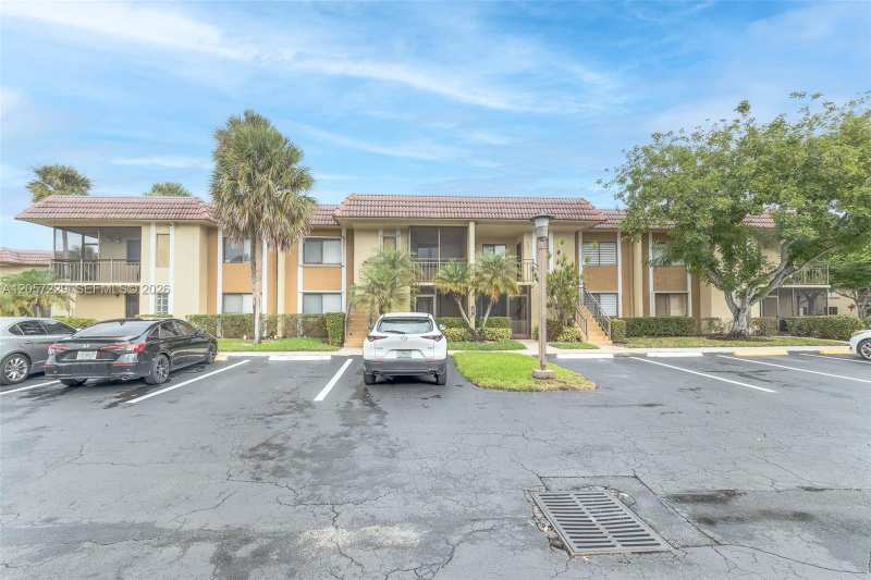 325 Lakeview Dr # 102, Weston FL 33326