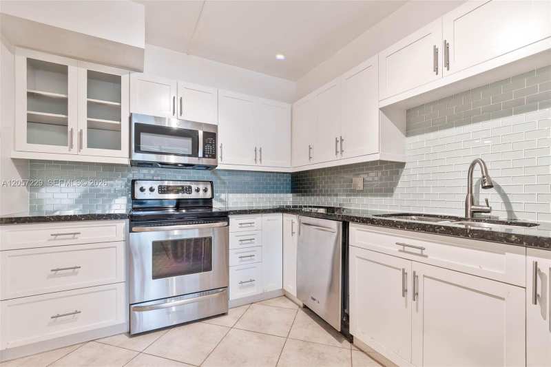 325 Lakeview Dr # 102, Weston FL 33326