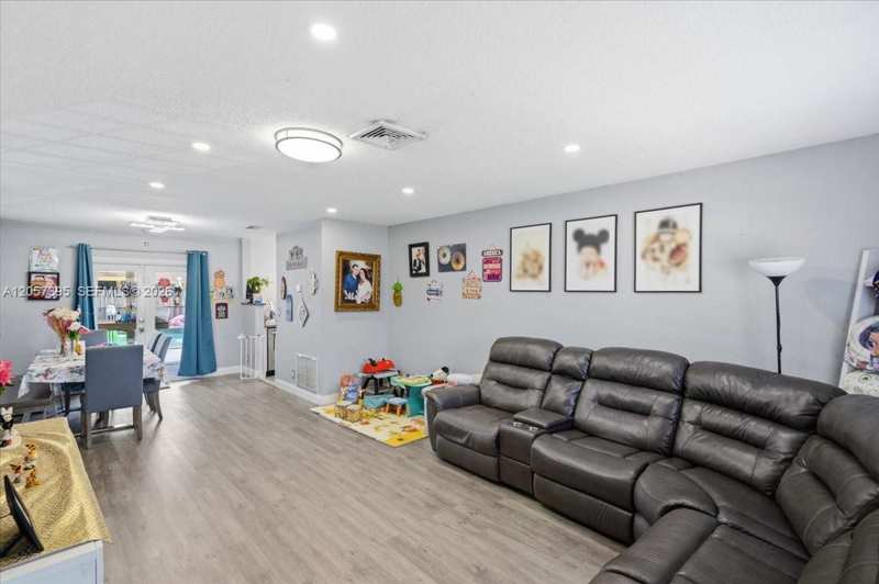 10960 NW 21st St, Sunrise FL 33322