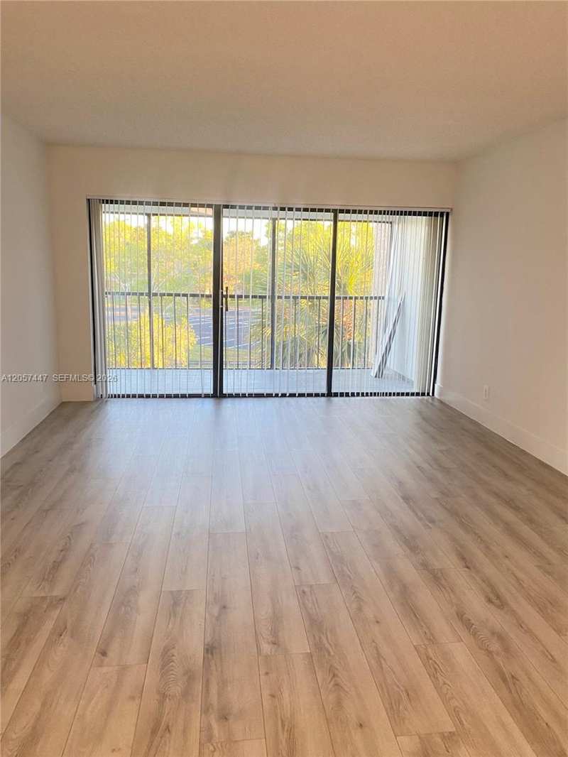 240 Lakeview Dr # 303, Weston FL 33326