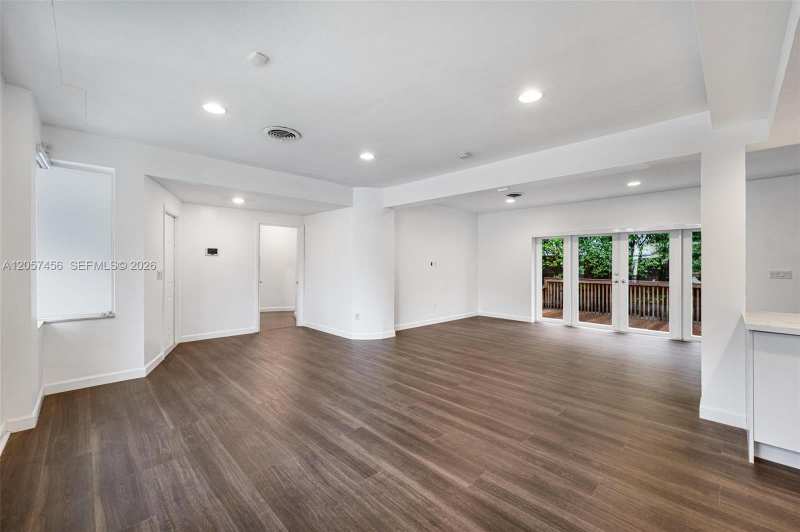 9520 E Broadview Dr, Bay Harbor Islands FL 33154