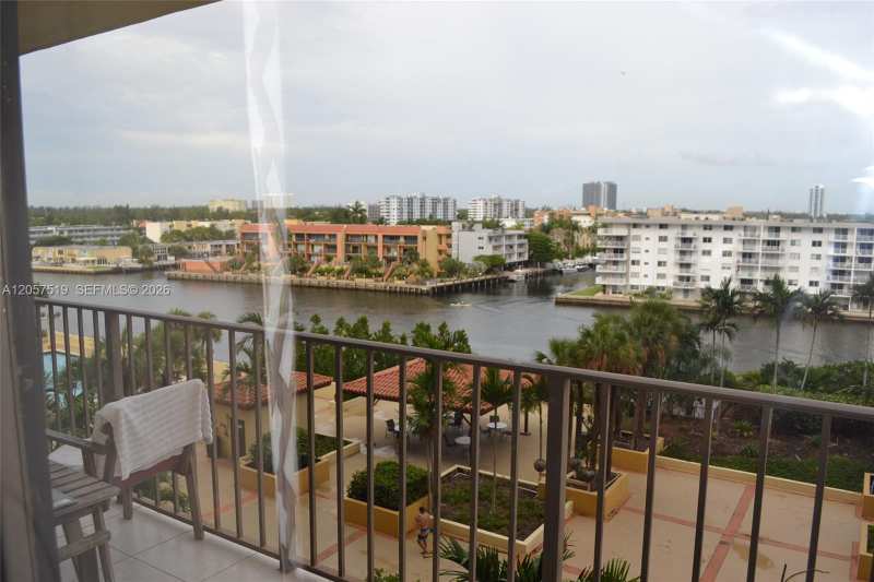 WINSTON TOWERS 700 CONDO