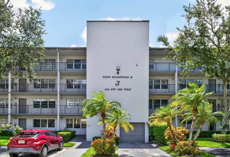 101 SW 132nd Way # 215J, Pembroke Pines FL 33027