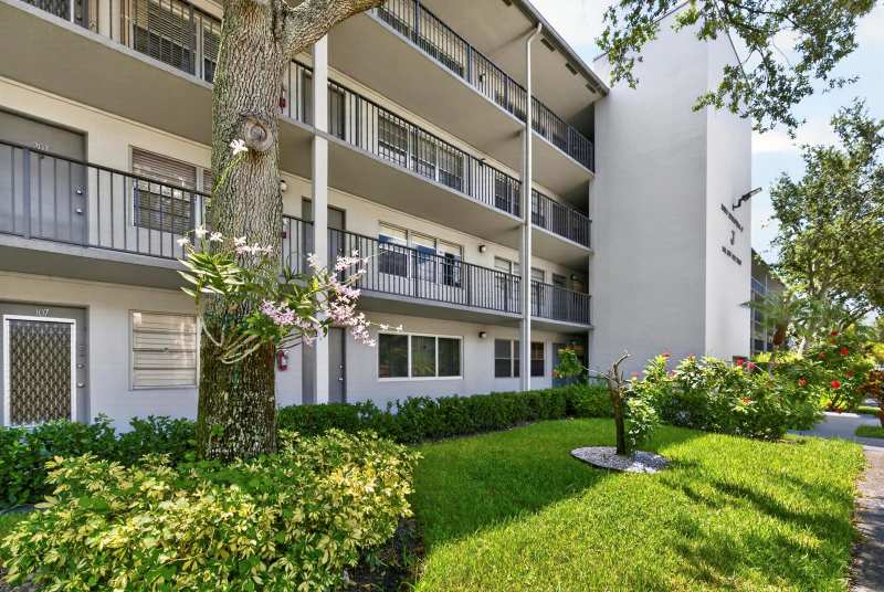 101 SW 132nd Way # 215J, Pembroke Pines FL 33027