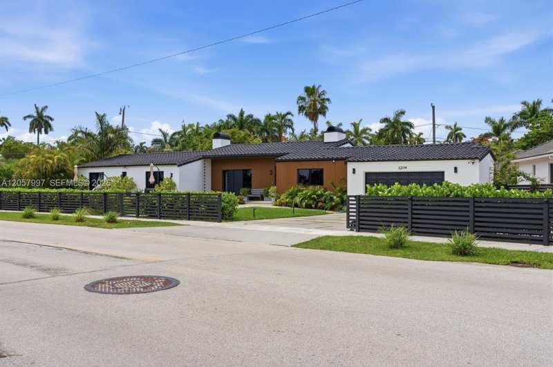 1204 S Northlake Dr, Hollywood FL 33019