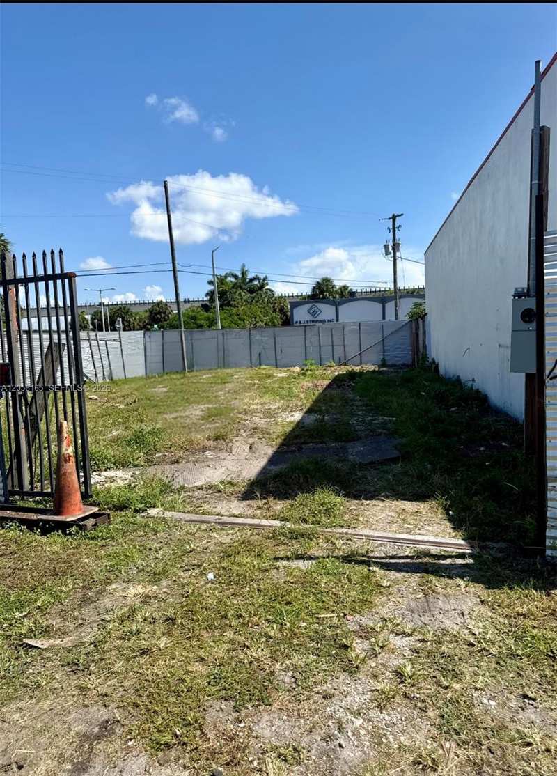 2781 NW 38th St, Miami FL 33142