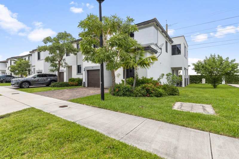15725 SW 136th Ter, Miami FL 33196