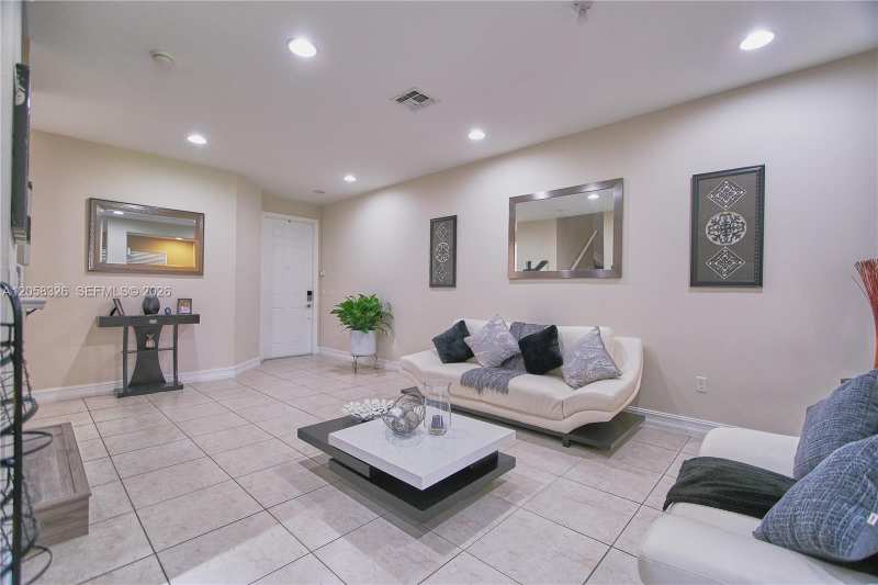 129 Riverwalk Cir E, Plantation FL 33325