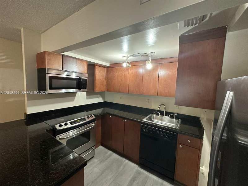 950 NW 11th St # 1C, Miami FL 33136