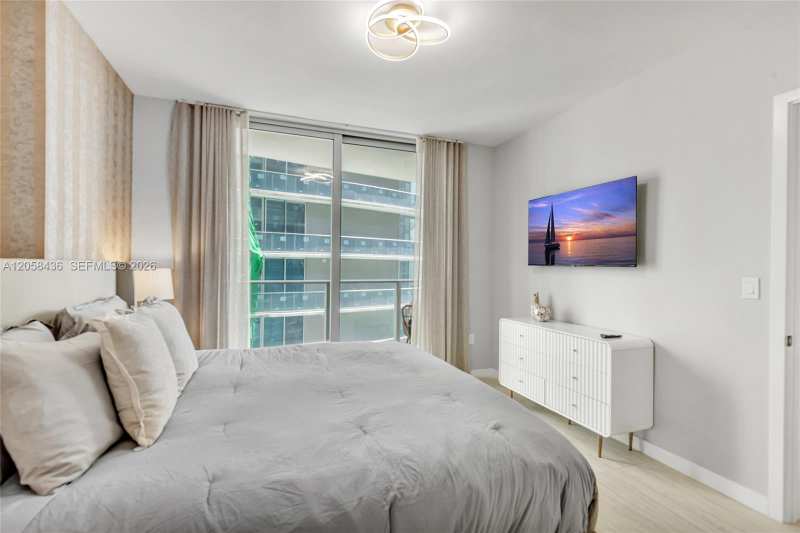77 SE 5th St # 2006, Miami FL 33131