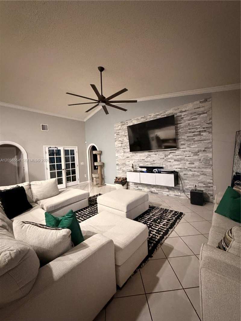 19450 NW 7th St, Pembroke Pines FL 33029