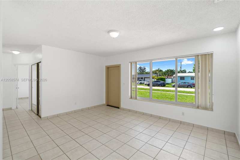 661 W 50th Pl, Hialeah FL 33012