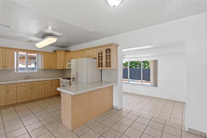 661 W 50th Pl, Hialeah FL 33012