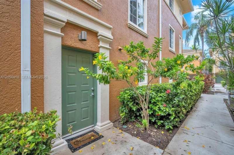 2845 NE 185th St # 903, Aventura FL 33180