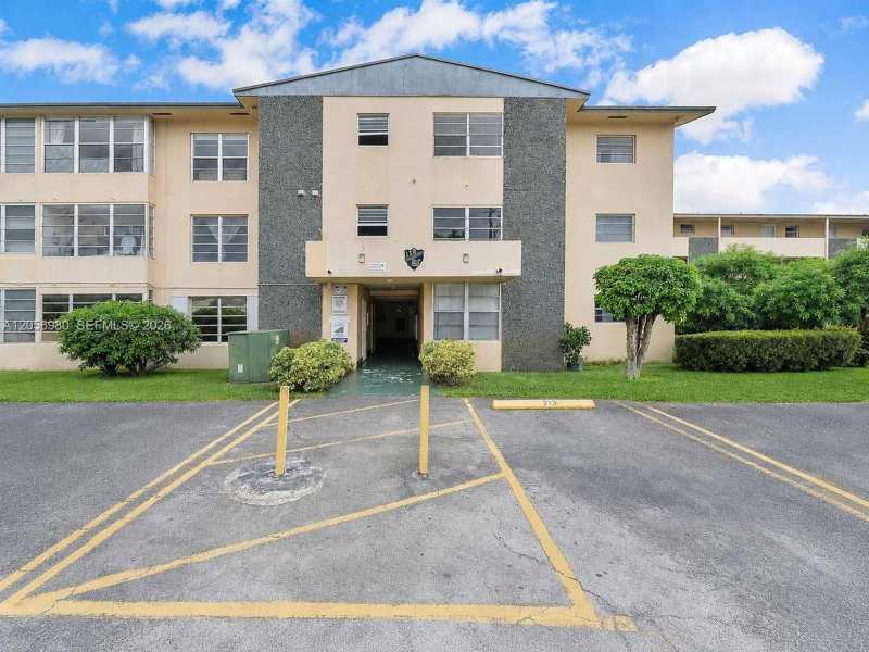 110 Royal Palm Rd # 208, Hialeah Gardens FL 33016