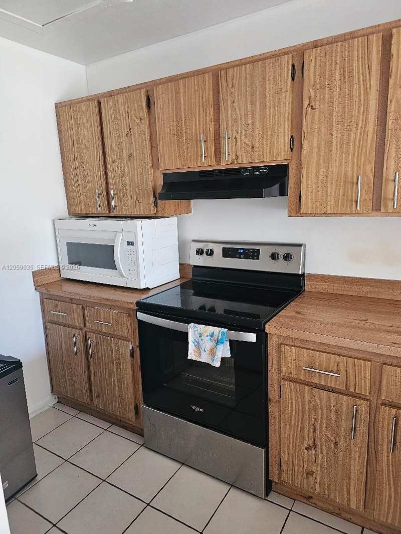 2505 W 67th Pl # 27, Hialeah FL 33016