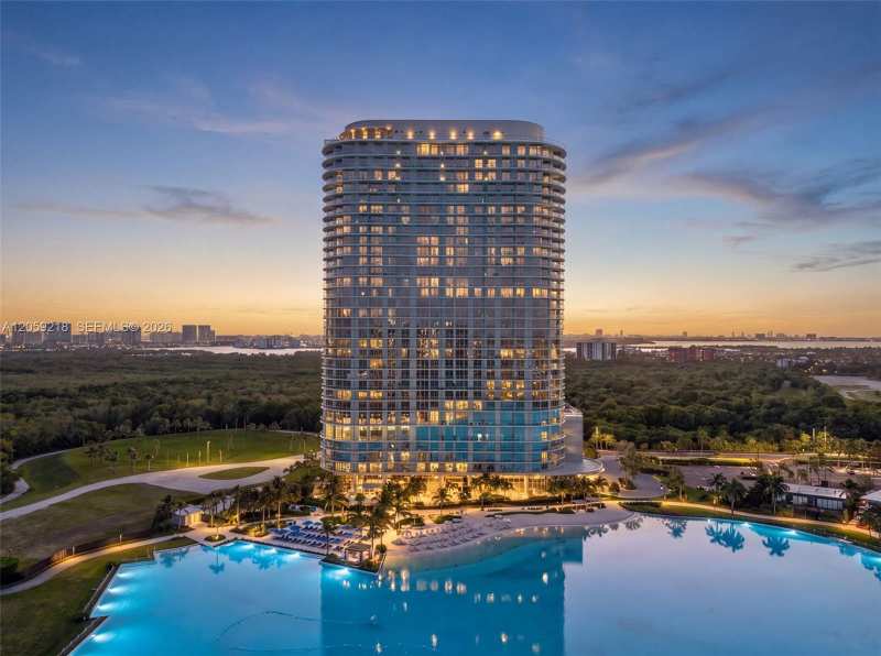 2411 Laguna Circle # 2011, North Miami FL 33181