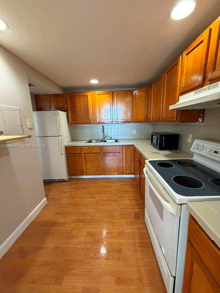 2025 NE 164th St # 1006, North Miami Beach FL 33162