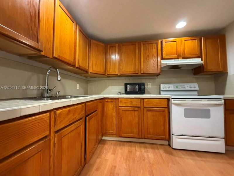 2025 NE 164th St # 1006, North Miami Beach FL 33162