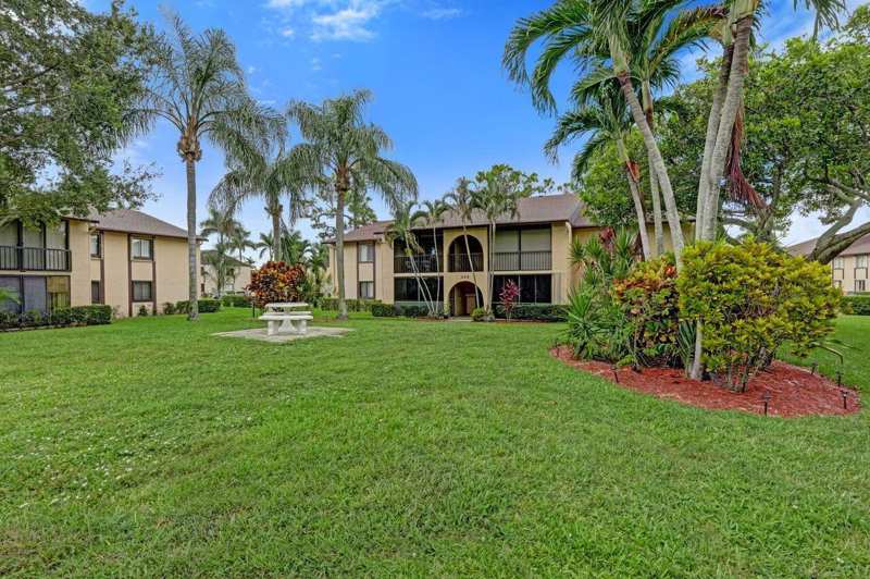 429 Pine Glen Lane # 2, FL 33463