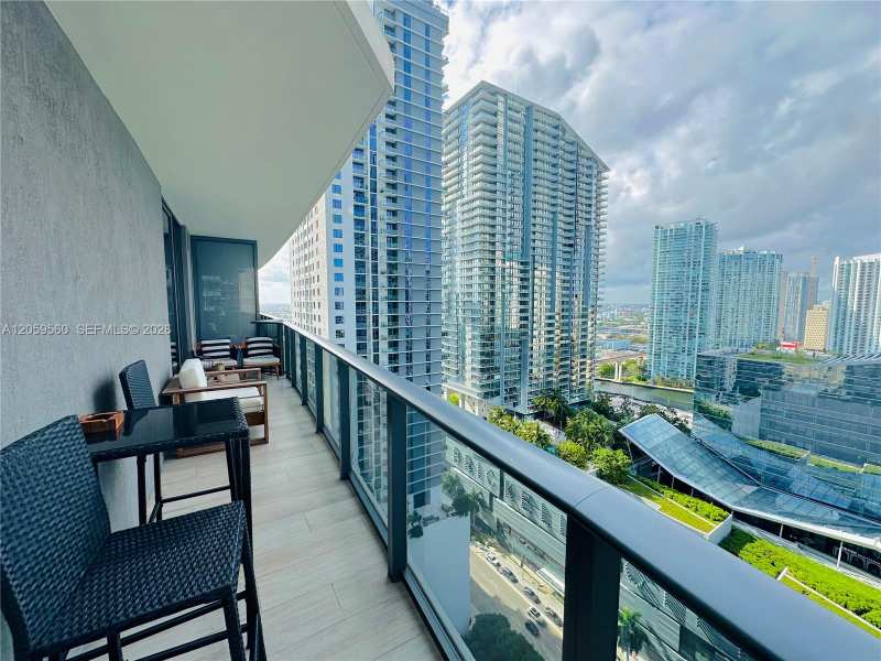 45 SW 9th St # 2501, Miami FL 33130