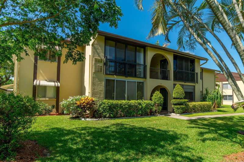 318 Pine Ridge Circle # 2, FL 33463