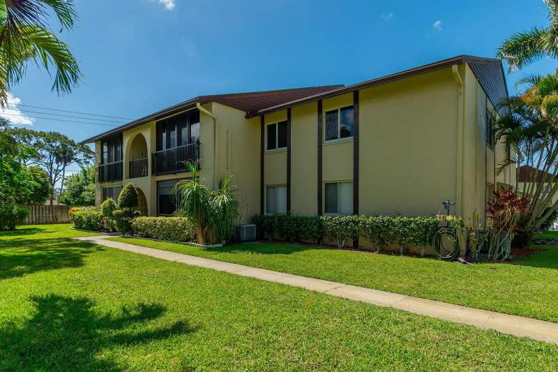 318 Pine Ridge Circle # 2, FL 33463