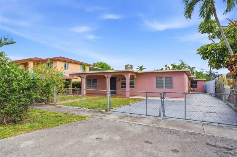 921 E 14 St, Hialeah FL 33010