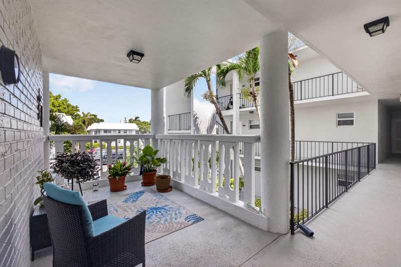29 COLONIAL CLUB Drive # 202, Boynton Beach FL 33435