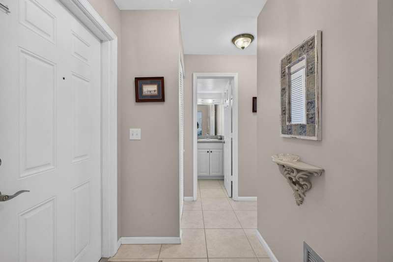 29 COLONIAL CLUB Drive # 202, Boynton Beach FL 33435
